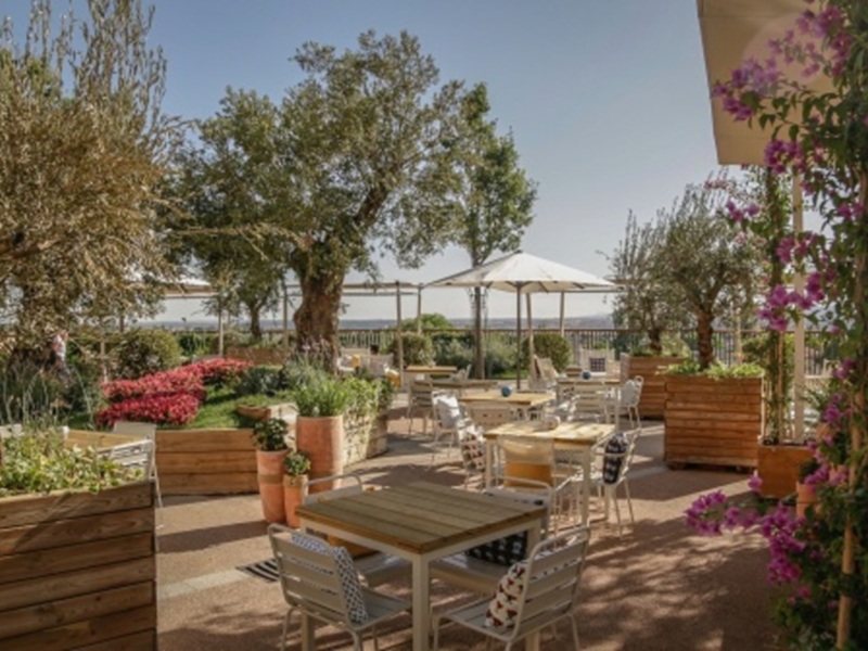 La terraza de las Rozas Village, el mejor destino para disfrutar del verano