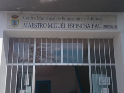 Centro Municipal de Educación de Adultos Maestro Miguel Espinosa, ubicado en el número 95 de la calle Chipiona.