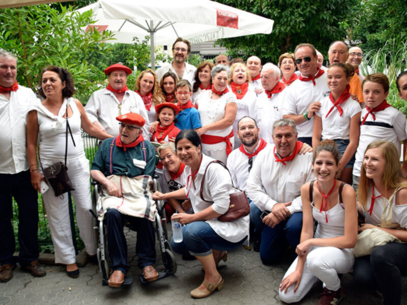 El Hogar Navarro en Sevilla celebró el día de San Fermín lanzando el tradicional cohete