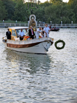 Procesión fluvial marinera de la Virgen de Calatrava de Sevilla.