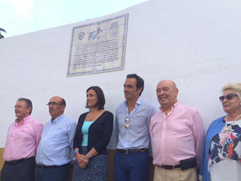 Azulejo conmemorativo para El Cid y 'Madroñito' en la Plaza de Toros de Santander