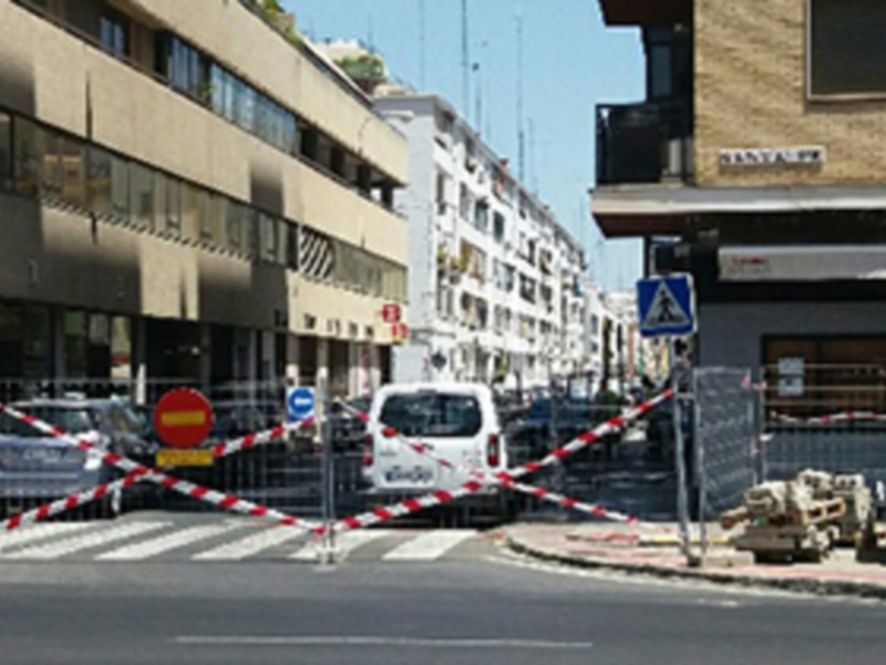 Cortado el acceso de vehículos a calle Niebla desde Santa Fe, por obras