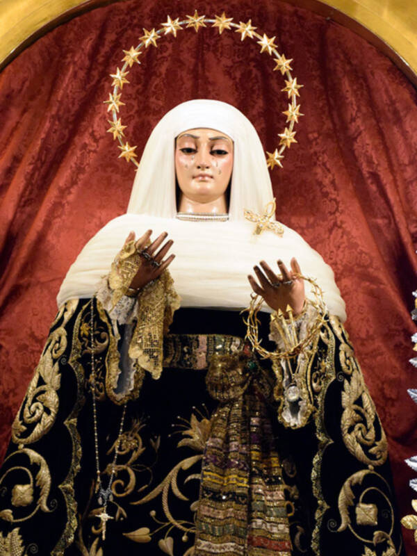 La Virgen de la Soledad de Alcalá del Río luce nueva vestimenta para el tiempo estival.