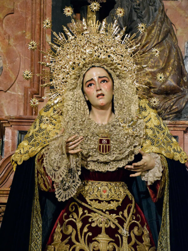 Regresan a su capilla los titulares de la hermandad de Jesús Despojado de sus Vestiduras.