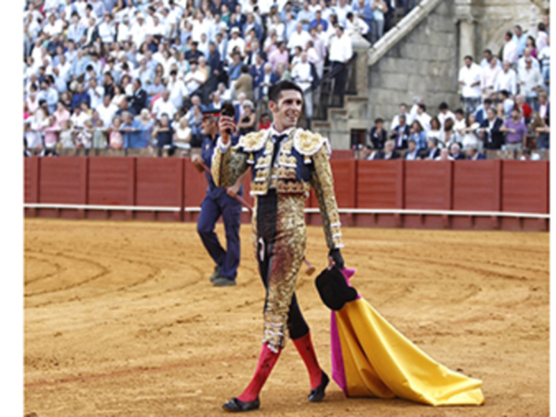 Talavante triunfa en el cierre de San Miguel y Rafael Serna resulta herido