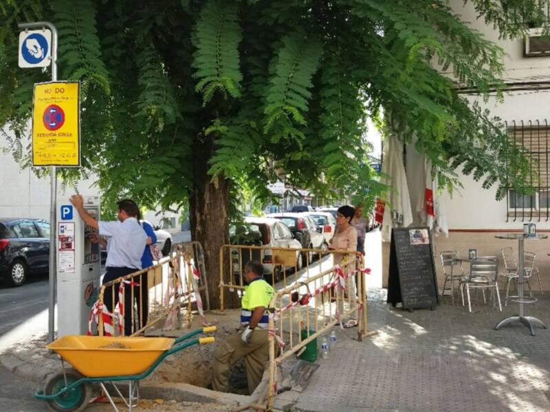 La zona azul sigue activa a pesar del estado de las obras que vive la Barriada de Los Remedios