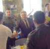 El ministro del Interior desayuna con los policías nacionales y guardias civiles alojados en barcos en Barcelona y les asegura que el Gobierno defende