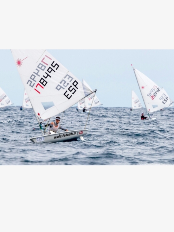 El regatista del CAND Alfredo Gómez compite hasta el domingo en el Campeonato de Europa de vela que se disputa en Barcelona