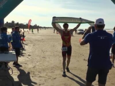 Alejandro Pareja del Cronos Triatlón de Soto del Real e Inma Daza del Tridoñana campeones del Triatlón Cross Playas de Chipiona
