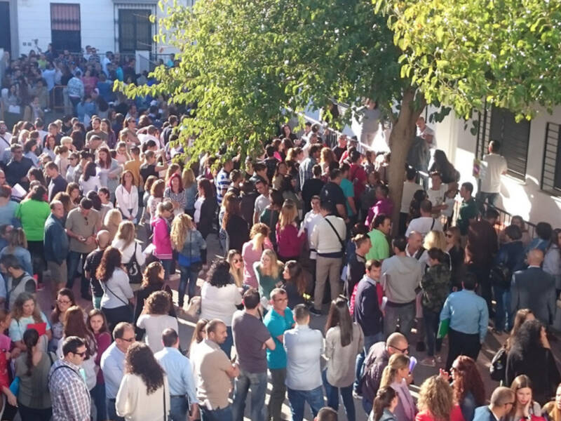 Varios centenares de personas acuden a la primera jornada del proceso de selección de personal para el nuevo hotel en Costa Ballena Chipiona