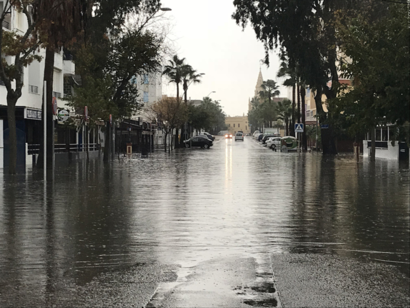 Registrados alrededor de 60 litros de agua por metro cuadrado en algo más de tres horas dejando calles y avenidas inundadas e intransitables.