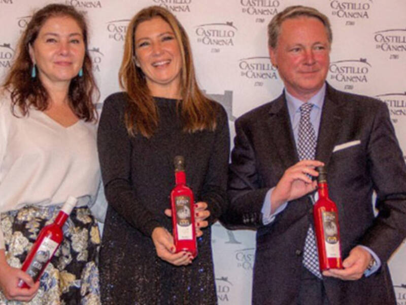 Nuestro aceite de oliva virgen extra Primer Día de Cosecha por la espectacular bailaora Sara Baras