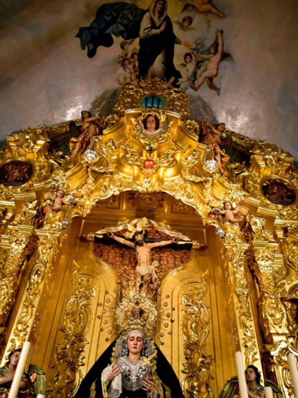 La titular mariana de la Vera-cruz de Alcalá del Río vestida de negro por los fieles difuntos