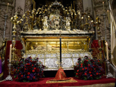 Recordando la Historia en la procesión de la Espada en la catedral de Sevilla
