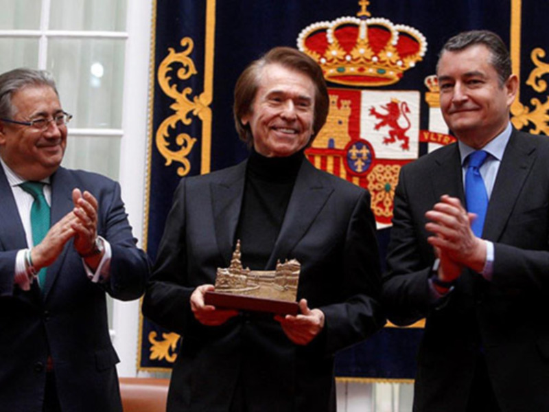 Raphael fue uno de los premiados de esta edición con el Premio Plaza de España a la Promoción de los Valores Culturales