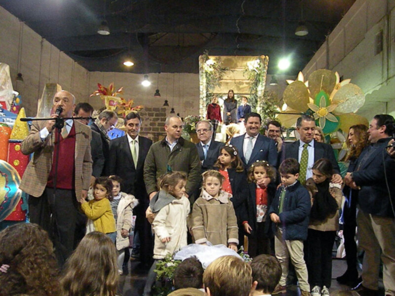 Entronizado el niño Jesús en la carroza del Nacimiento.