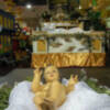 Entronizado en la carroza del Nacimiento el niño de Dios en la Cabalgata de Reyes.