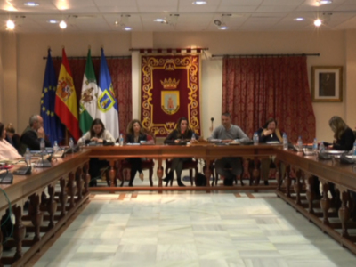 El pleno del Ayuntamiento de Chipiona aprueba todas las propuestas de la primera sesión de 2018, excepto una que queda sobre la mesa