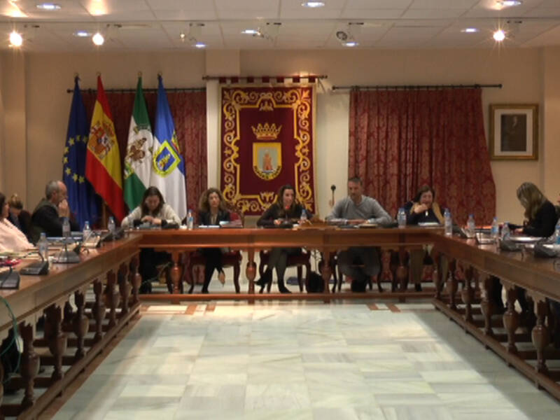 El pleno del Ayuntamiento de Chipiona aprueba todas las propuestas de la primera sesión de 2018, excepto una que queda sobre la mesa