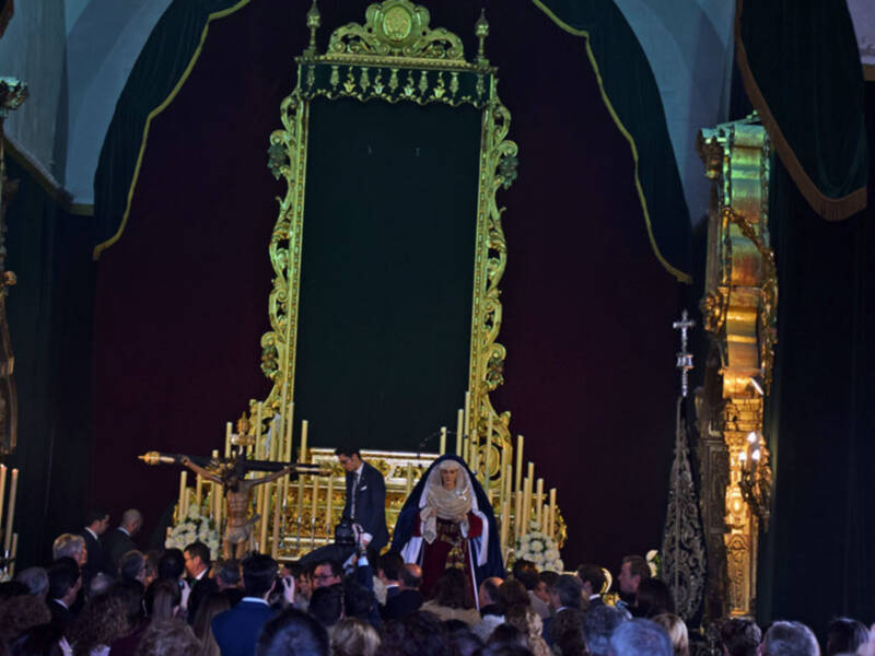 La Virgen de Las Angustias y el Cristo de la Vera-cruz en la procesión  claustral en la Ermita de San Gregorio de Osset.