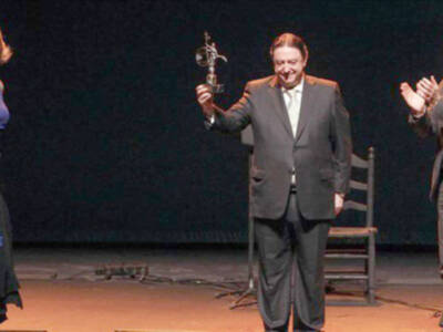 El cantaor Antonio González 'El Raya' recibe en el Maestranza un homenaje por sus 50 años de trayectoria