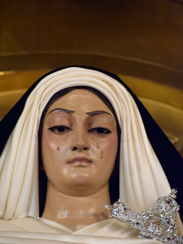 Las mayorías de las dolorosas de Sevilla están  ataviadas de Hebreas.