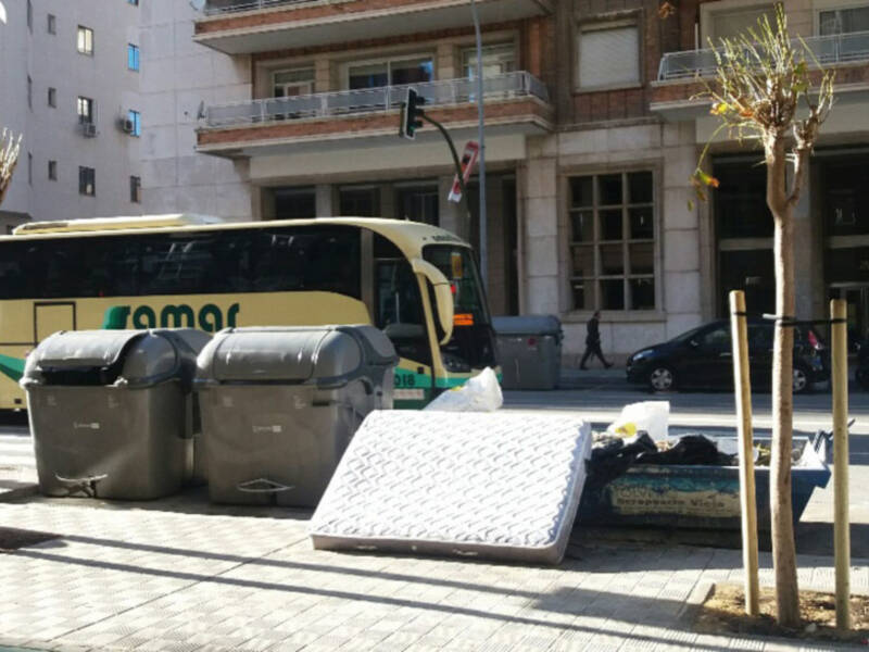 Cada año se depositan en las calles de Sevilla más de medio millón de kilos de muebles y enseres