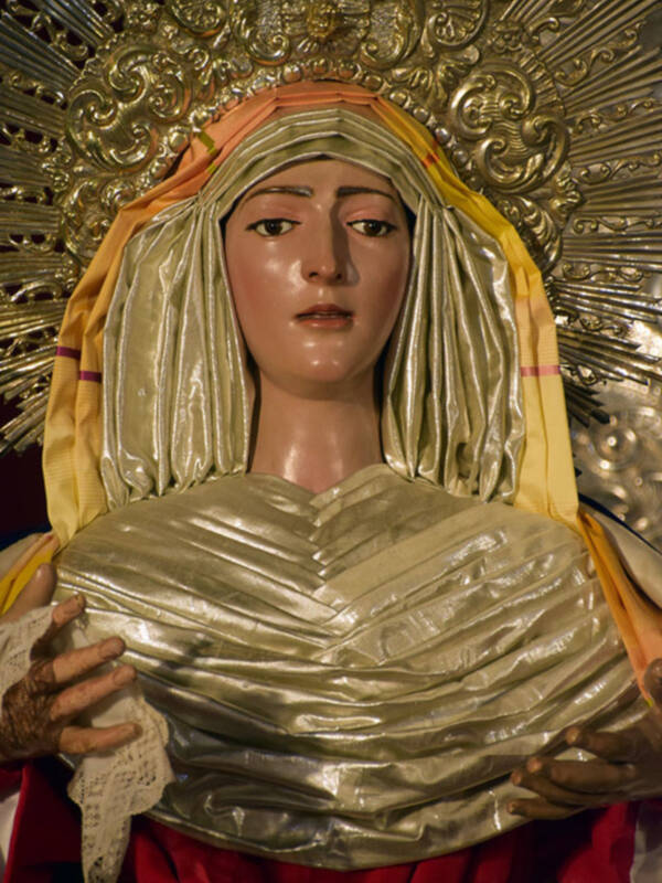 La Virgen de la Esperanza de Alcalá del Río vestida como los cánones palestinos.