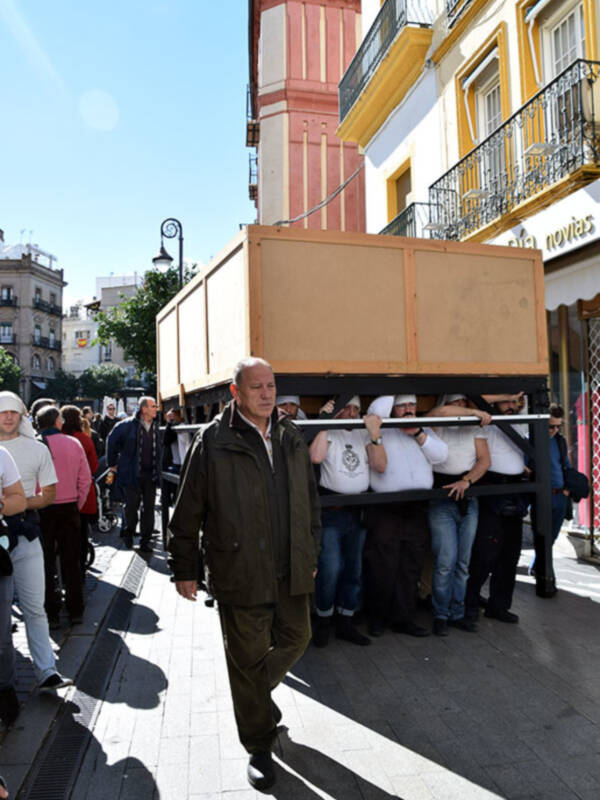 Los dos pasos de la Hermandad del Cristo de Burgos ensayaron para la próxima Semana Santa.