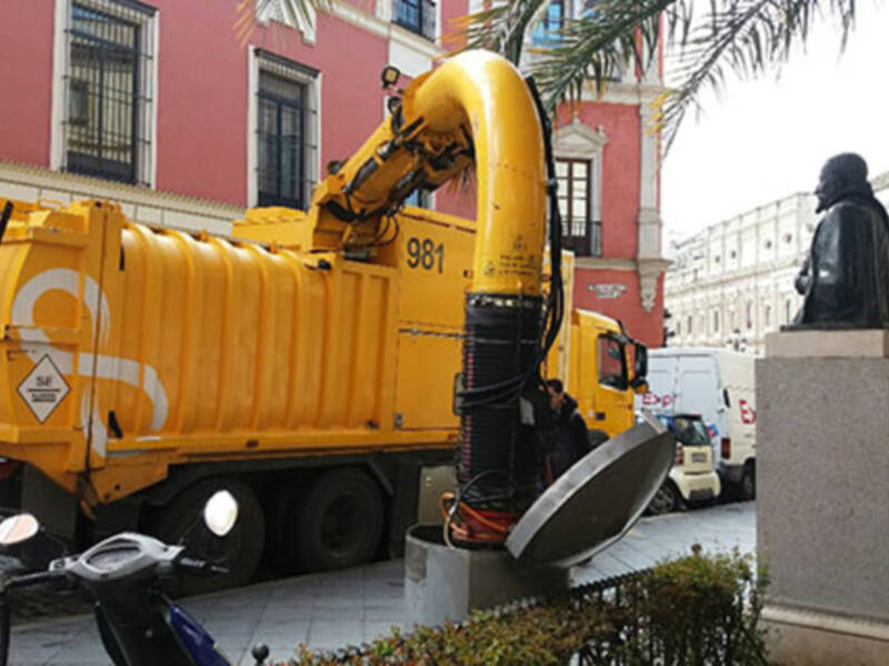 Extracción de residuos sólidos urbanos de contenedores soterrados en el centro de Sevilla
