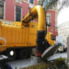 Extracción de residuos sólidos urbanos de contenedores soterrados en el centro de Sevilla