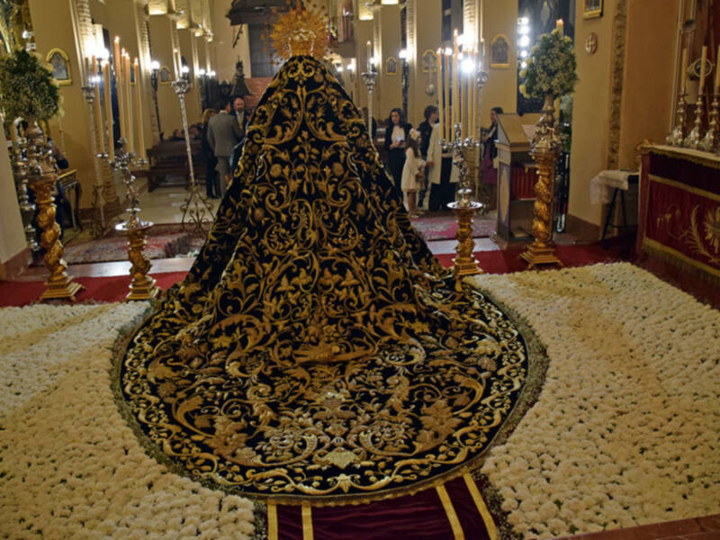 Solemne Besamanos de la Soledad Coronada de Alcalá del Río.