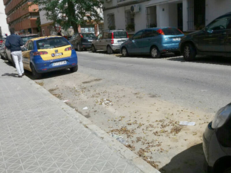Bajo los vehículos aparcados se acumula la suciedad