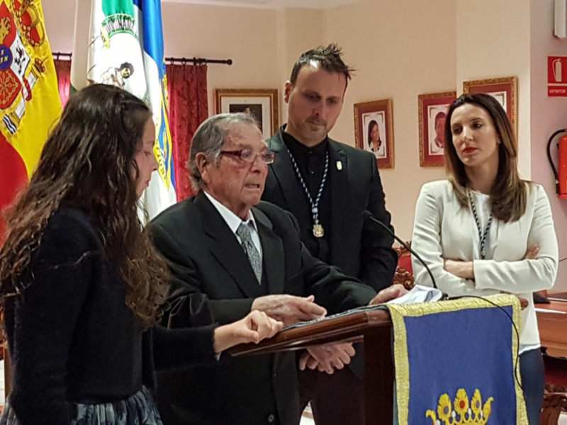 La Corporación y la sociedad civil chipionera tributan un merecido y cálido homenaje al exconcejal Luis Díaz Quintero