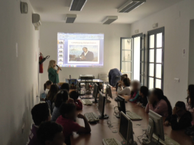 Alumnos del colegio Príncipe Felipe asisten a un taller en la biblioteca municipal sobre el autor Fernando Quiñones