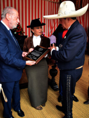 Fernando Rodríguez Villalobos entregó una placa de reconocimiento a  los Charro de Pedregal.