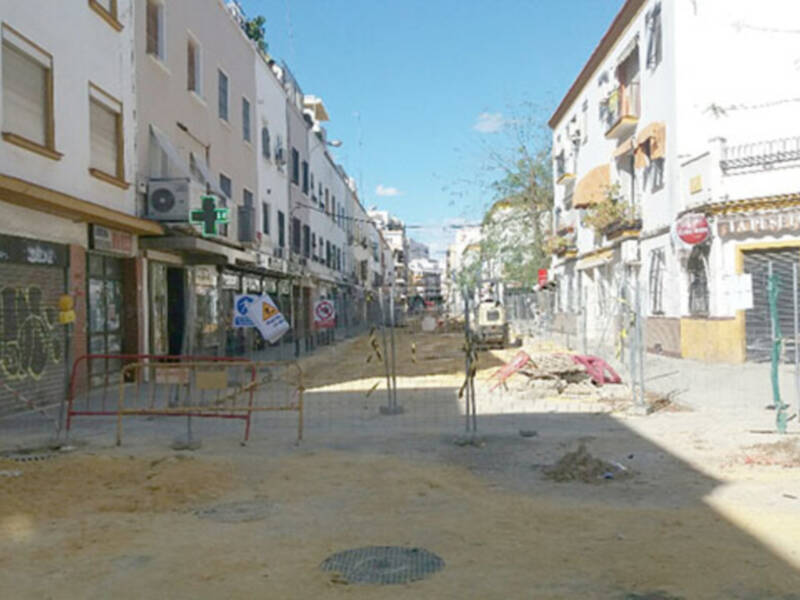 Aumenta la preocupación en el barrio de Los Remedios entre comerciantes y vecinos por los problemas que están causando las obras