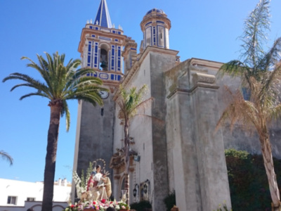 La comunidad educativa del colegio Divina Pastora finaliza el triduo con la procesión de la Virgen y la eucaristía en la Parroquia
