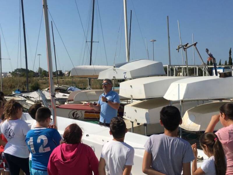 Más de 700 alumnos de Chipiona se acercan desde hoy a los deportes náuticos a través del programa municipal de vela escolar