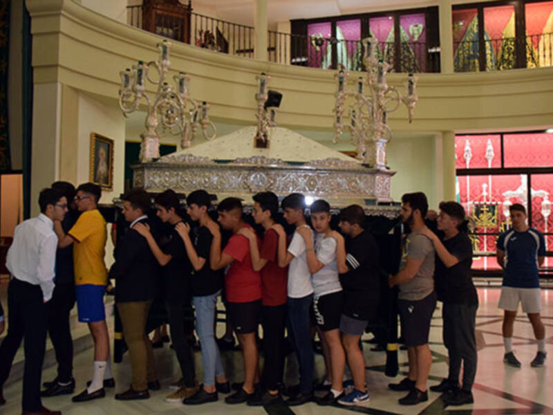 Ensayo  para la tradicional procesión de la cruz de mayo de Alcalá del Río.