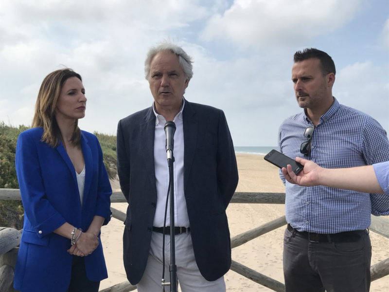 El subdelegado del Gobierno en Cádiz visita las actuaciones de reposición y recuperación de accesos a las playas que se están realizando en Chipiona