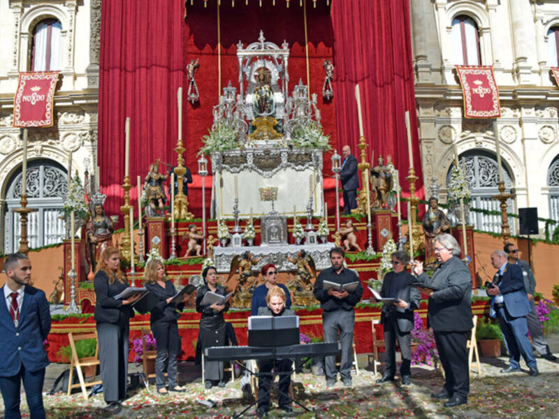Balcones y altares en la procesión del Corpus sevillano.