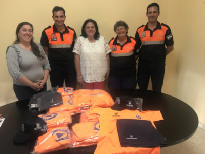 Los voluntarios de Protección Civil que prestarán sus servicios en las playas reciben la nueva indumentaria de verano