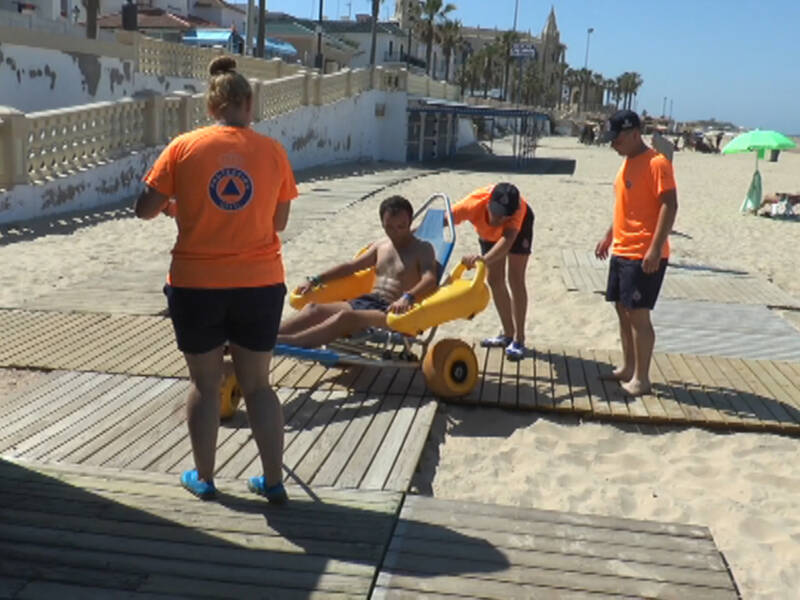 Comienzan los baños a personas con discapacidad o movilidad reducida en la playas de Chipiona
