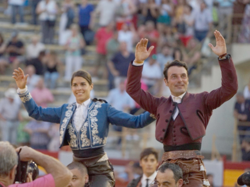 Andy Cartagena y Lea Vicens salen a hombros en la primera de Hogueras