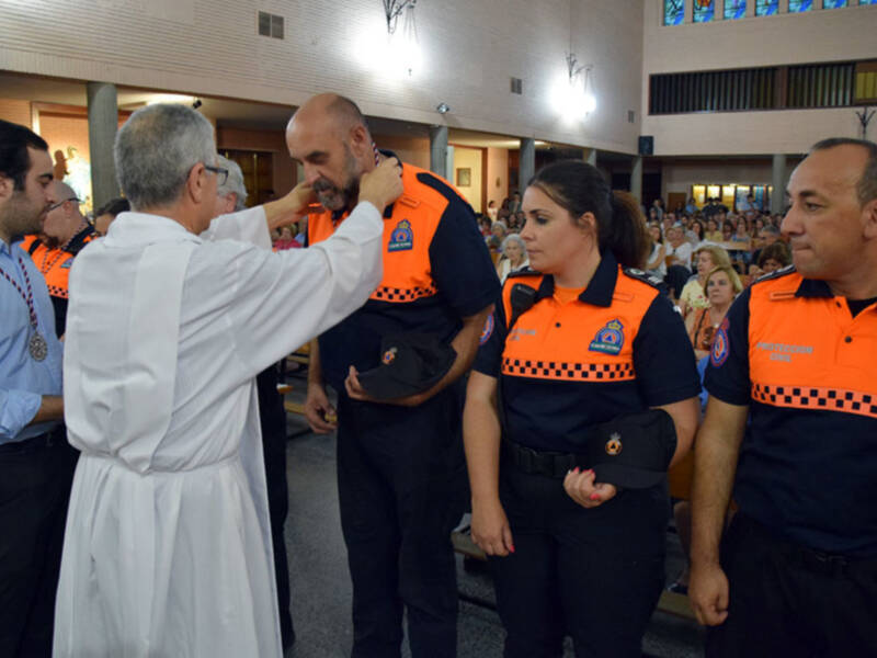 El párroco  del Divino Redentor impuso las medallas de Ntra. Sra. del Perpetuo Socorro a los voluntariados de Protección civil.