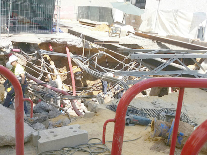 Hundimiento en la obra de EMASESA del colector de saneamiento en Los Remedios