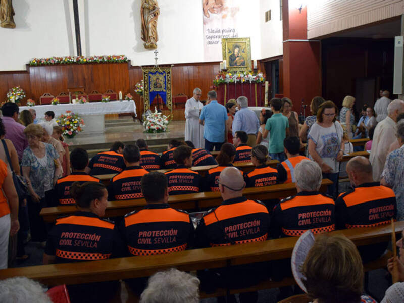 Ntra. Sra. del Perpetuo Socorro homenajeado por los voluntarios de Protección Civil de Sevilla.