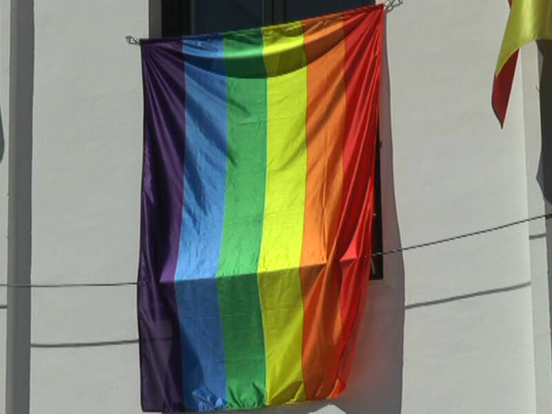 Dos banderas arcoiris mostrarán desde mañana el compromiso de Chipiona con el movimiento LGTBI