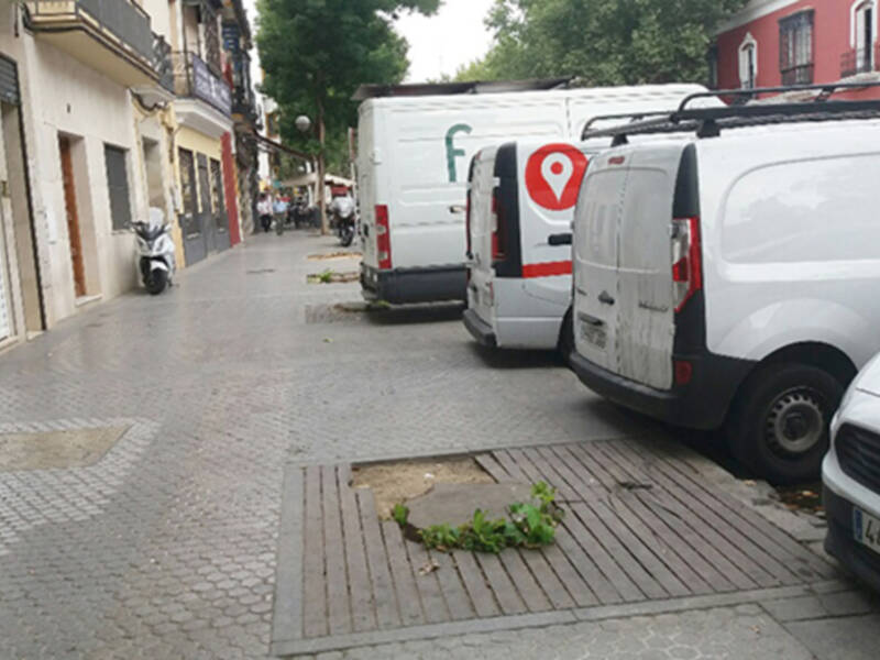 Grandes tocones en la calle Adriano